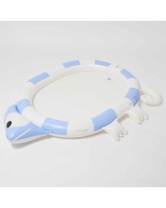 Inflable Sprinkler tira agua - Into the Wild Blue  Sunnylife